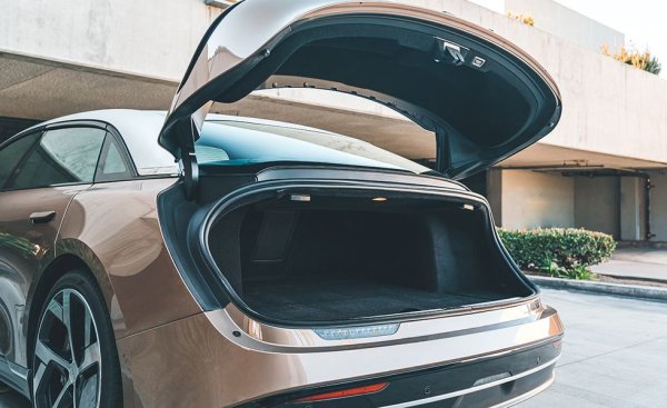 Огромната батерия и двата електромотора на задната ос ни карат да очакваме сериозен компромис с товарния отсек. Но не - багажникът, с елегантен капак като на някои американски модели от 30-те години, всъщност побира солидните 459 литра. Като добавим още 280 литра от предния багажник, общото товарно пространство е 739 литра. 
